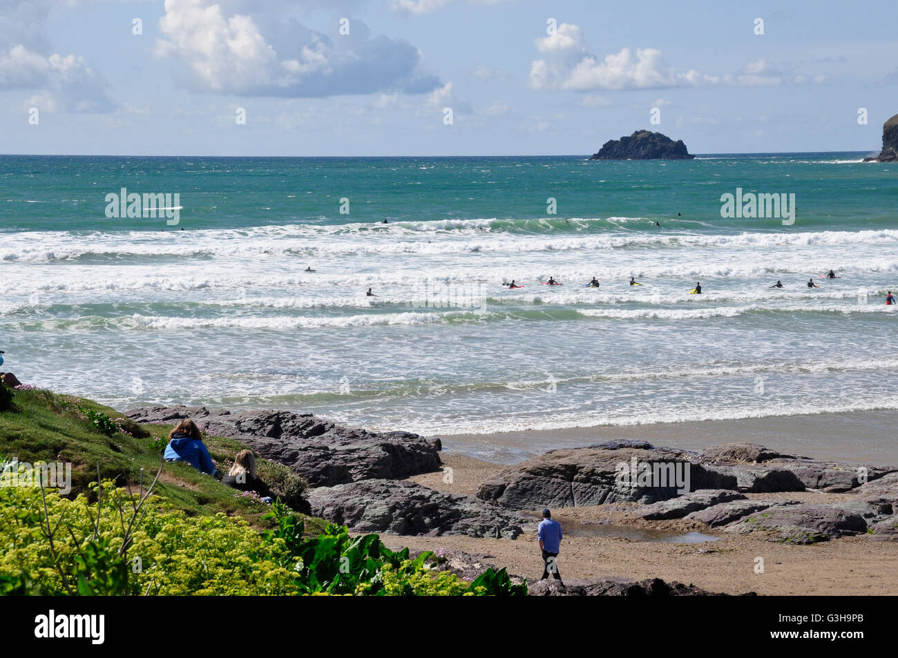 Cornwall - Blick über Polzeath Strand - Flut - Felsen und Sand - weiße begrenzt Wellen - blauen Meeres und des Himmels Stockfoto