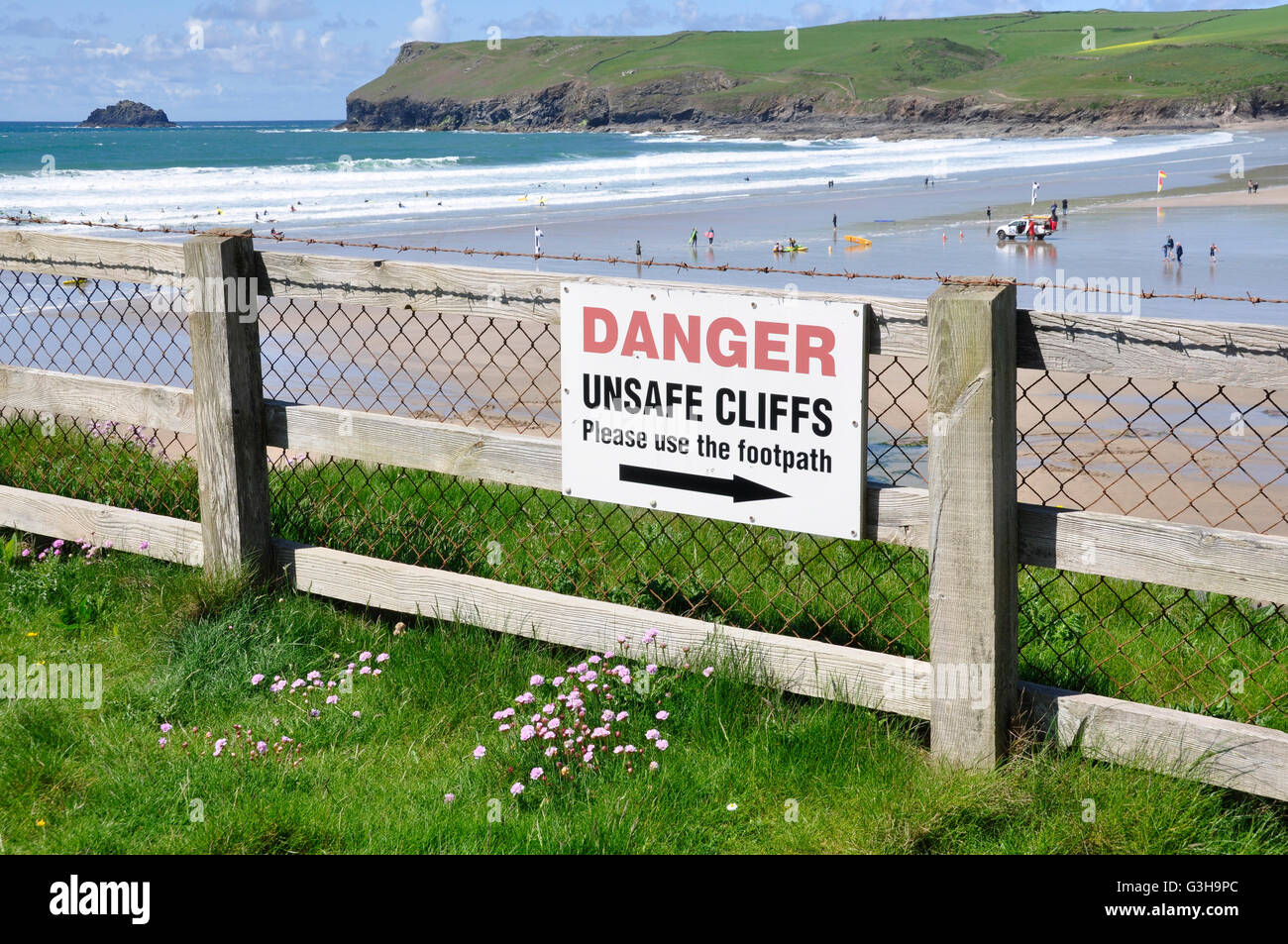 Cornwall - Polzeath - South West Coast Path - Warnschild Küstenerosion - unsichere Klippen - über Polzeath Strand - Sonnenlicht Stockfoto