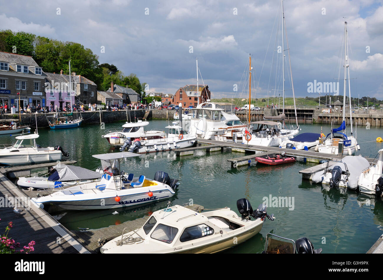 Cornwall - Blick über Padstow Hafengebäuden - Sportboote vor Anker - Periode Kai - Hintergrund bewaldete Hügel-Sonnenschein Stockfoto