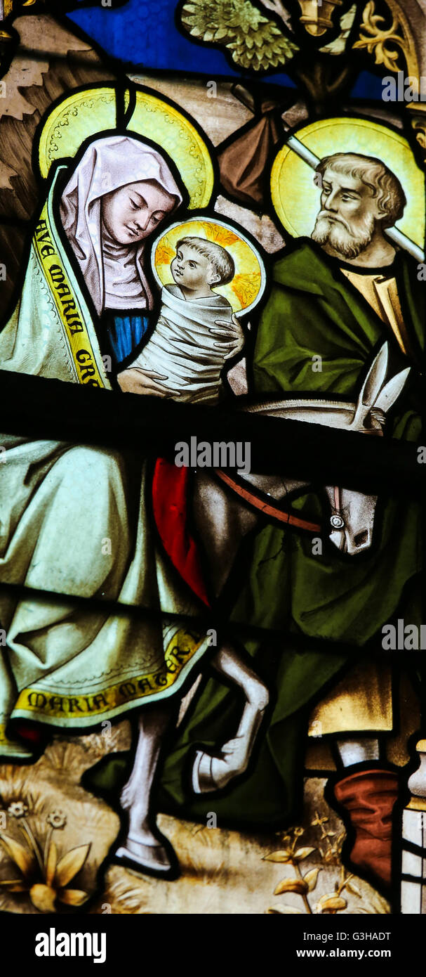 LIER, Belgien - 16. Mai 2015: Glasfenster in der Kirche St. Gummarus in Lier, Belgien, Darstellung Joseph, Maria und Jesus auf t Stockfoto
