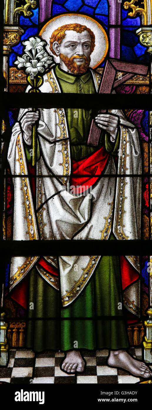 LIER, Belgien - 16. Mai 2015: Glasfenster in St. Gummarus Kirche in Lier, Belgien, Darstellung von Saint Joseph Stockfoto