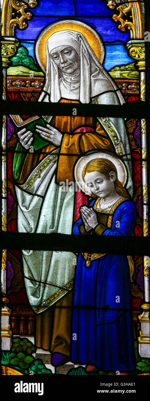 LIER, Belgien - 16. Mai 2015: Glasfenster in der Kirche St. Gummarus in Lier, Belgien, Darstellung Maria und Sankt Ana Stockfoto