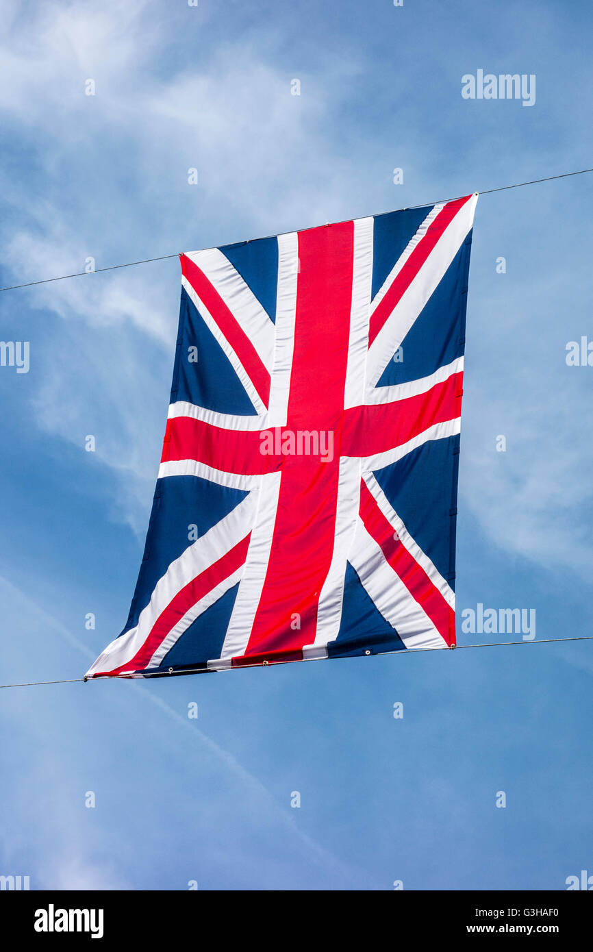 Union Flaggen / Union Jack-Flaggen hängen über Oxford Street, London für Geburtstag der Königin Stockfoto