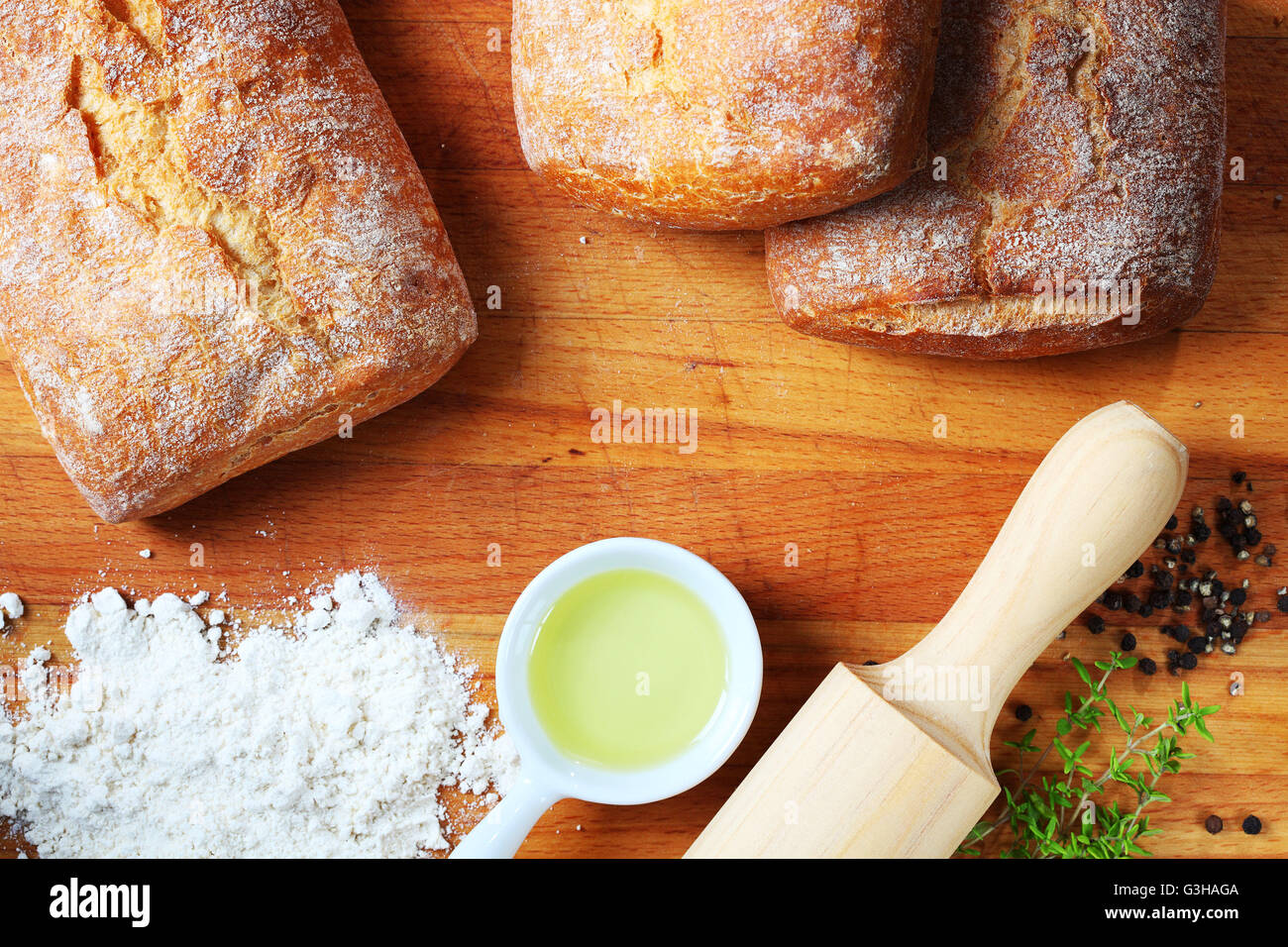 Artisan Brot mit Zutaten auf einem Holztisch. Stockfoto