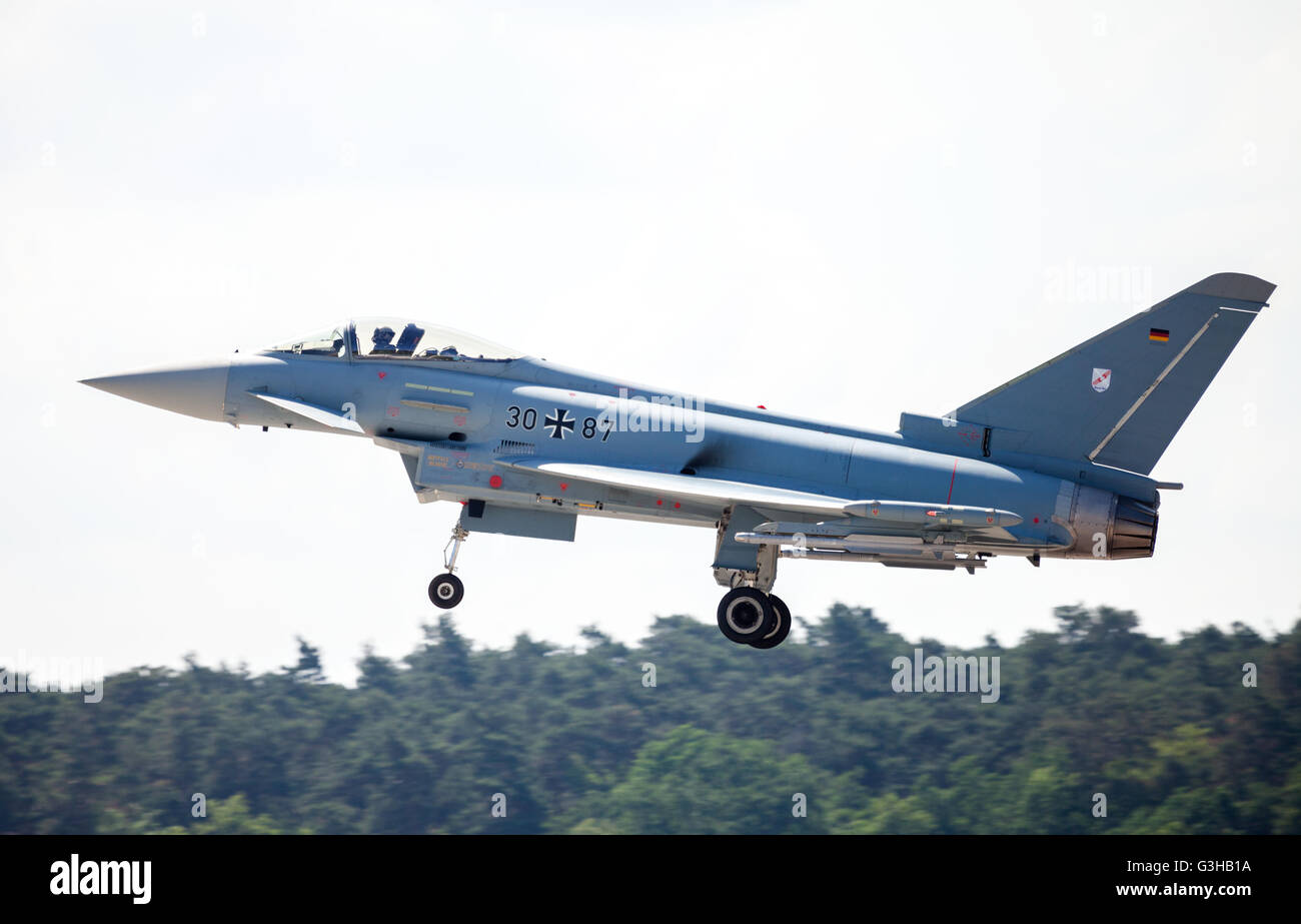 BERLIN / Deutschland - 3. Juni 2016: deutschen Eurofighter Typhoon landet am Flughafen Schönefeld, Berlin / Deutschland am 3. Juni 2016. Stockfoto