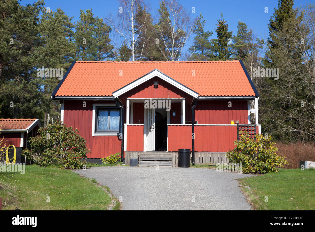 Rot lackiert schwedischen Stilhaus auf dem Land Stockfoto