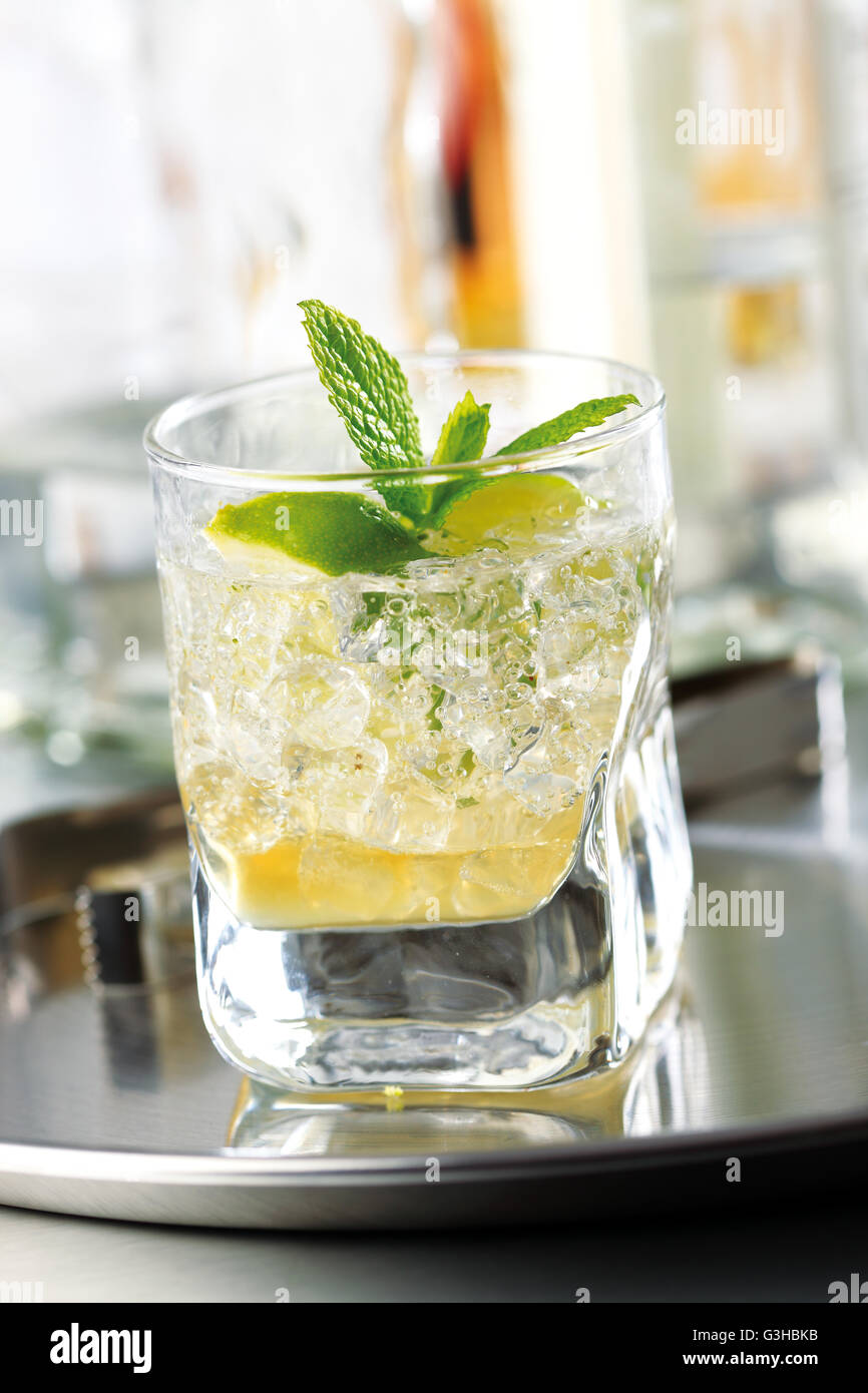 Mojito cocktail mit Wodka, Minze, Zucker und Eis gemacht. Stockfoto