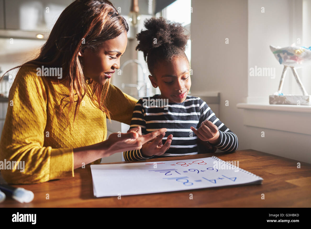 Schwarzen Mama und Kind Hausaufgaben in Küche Stockfoto