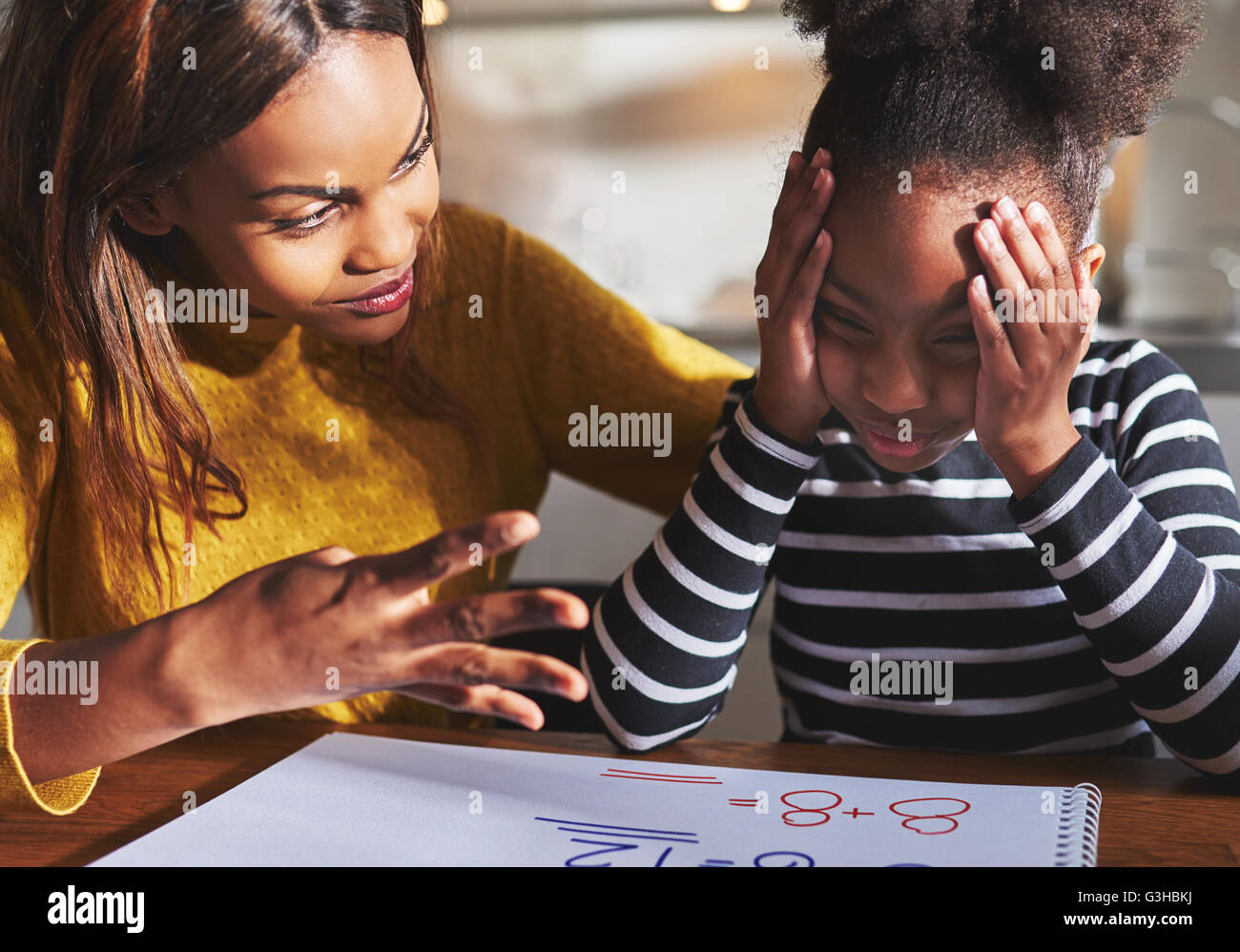 Frustrierte Kind lernt zu berechnen, Mutter und Tochter Hausaufgaben, schwarze Familie Stockfoto