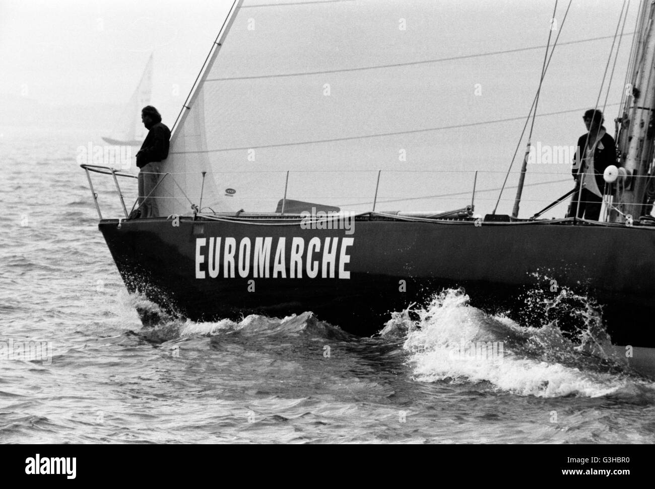 AJAXNETPHOTO. 29. AUGUST 1981. PORTSMOUTH, ENGLAND. -WHITBREAD RENNSTART - ANDRÉ MAURIC KONSTRUIERT EUROMARCHE FRANKREICHS MIT SKIPPER VON ERIC TABARLY. FOTO: JONATHAN EASTLAND/AJAX REF: 81002 Stockfoto