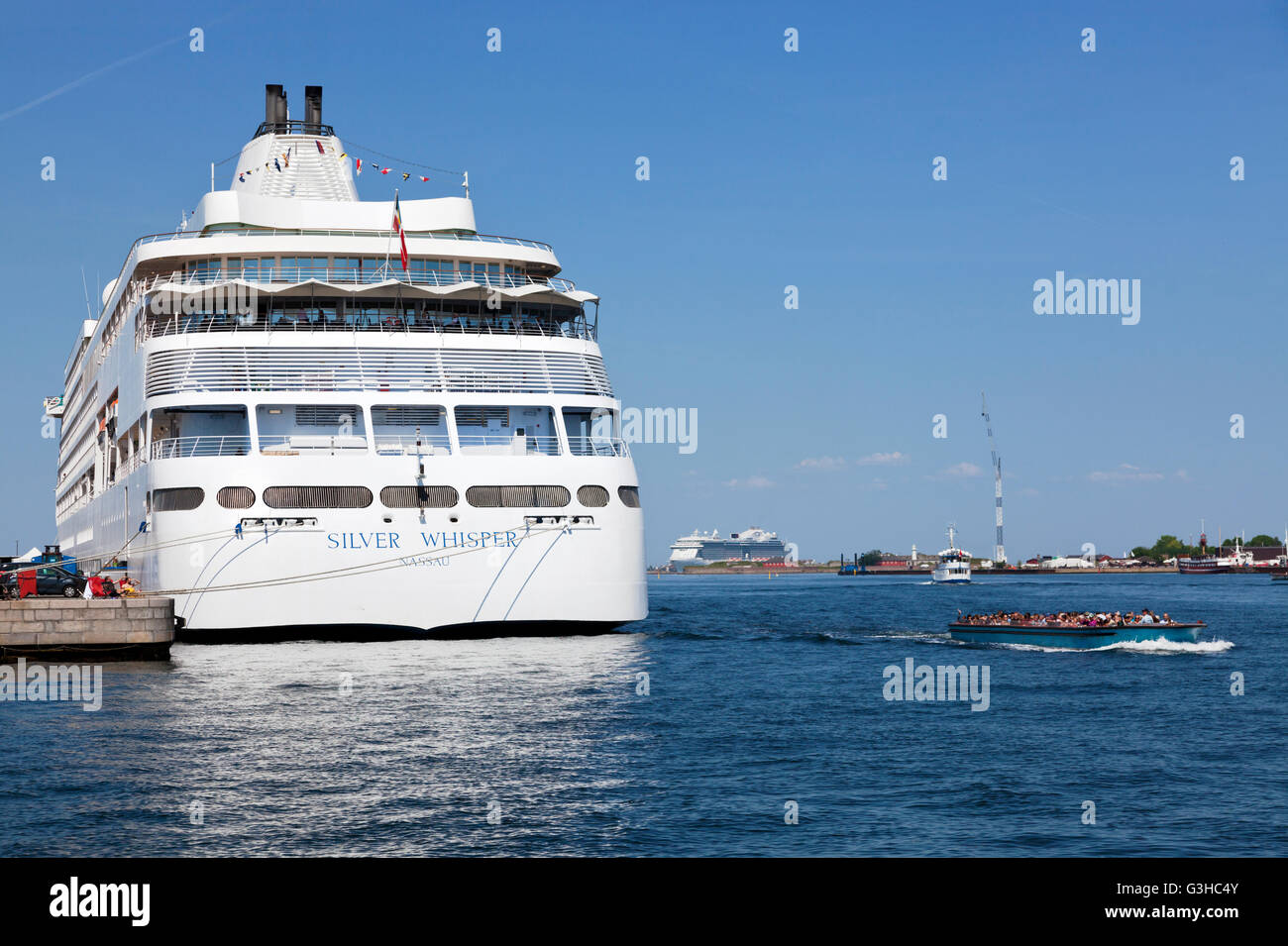 Eine Grachtenfahrt Boot vorbei MS Silver Whisper Kreuzfahrtschiff vor Anker am Toldboden im Hafen von Kopenhagen, Dänemark. Stockfoto