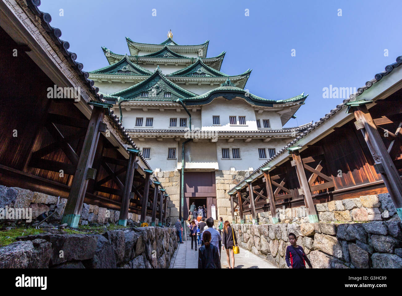 Die Burg von Nagoya in Japan. Renketsushiki Stil halten. Halten und watariyagura, die Flur von Keep auf kleinere verbunden Yagura, Revolver. Menschen. Stockfoto