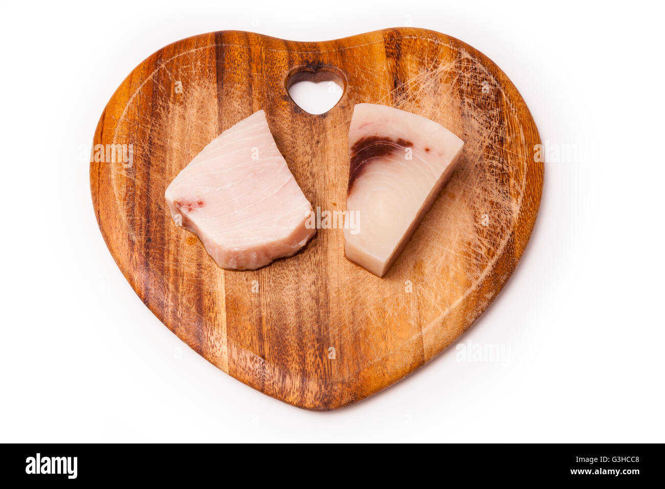 Schwertfischsteak (Xiphais Gladius) Portionen Roh und isoliert auf einem weißen Studio-Hintergrund. Stockfoto