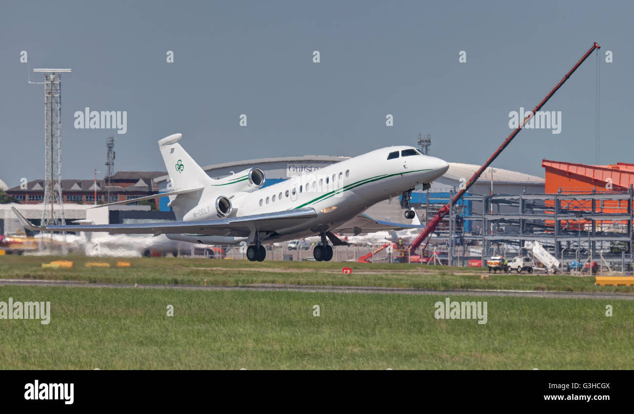 ExecuJet Aviation Group Dassault Falcon 7x M-CELT Abfahrt London-Luton Airport LHR Stockfoto