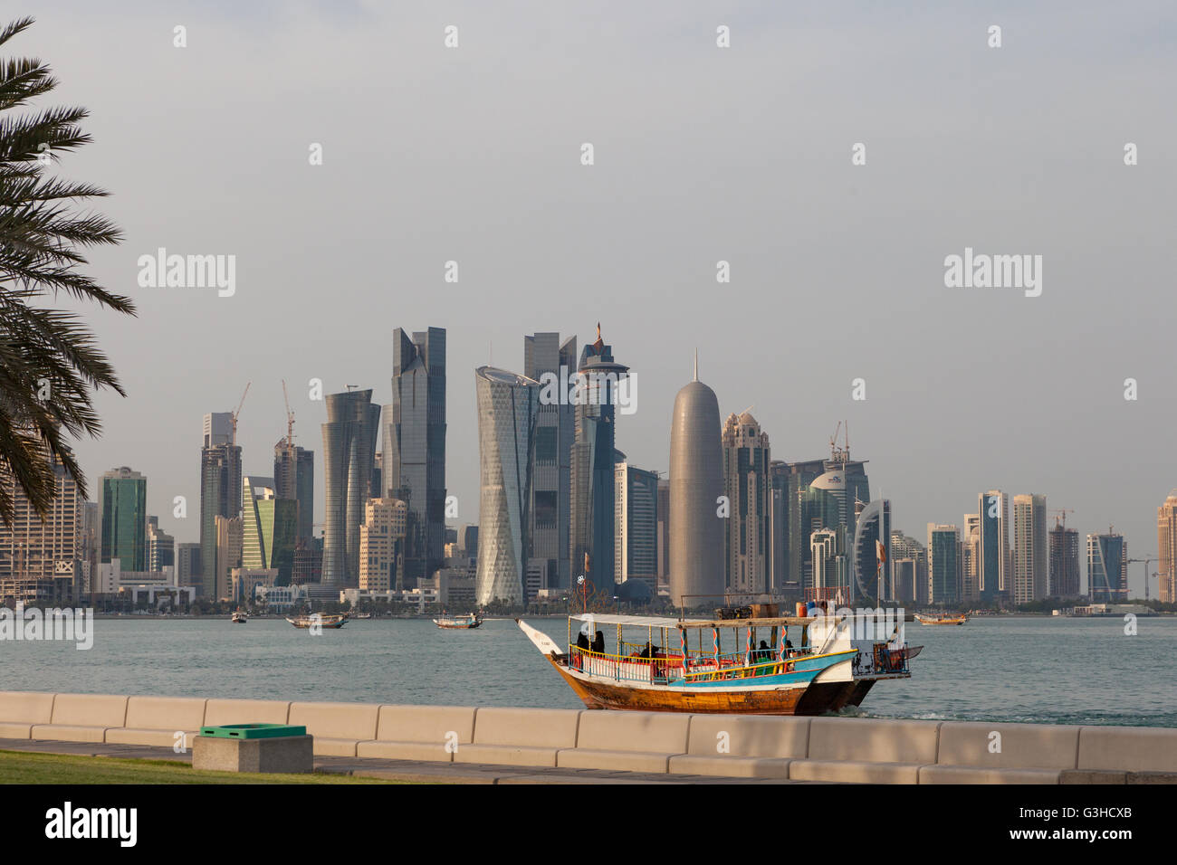Doha-West Bay von Al Corniche angesehen. Dhau-Boot mit Qatari Frauen in Abayas im Vordergrund. Stockfoto