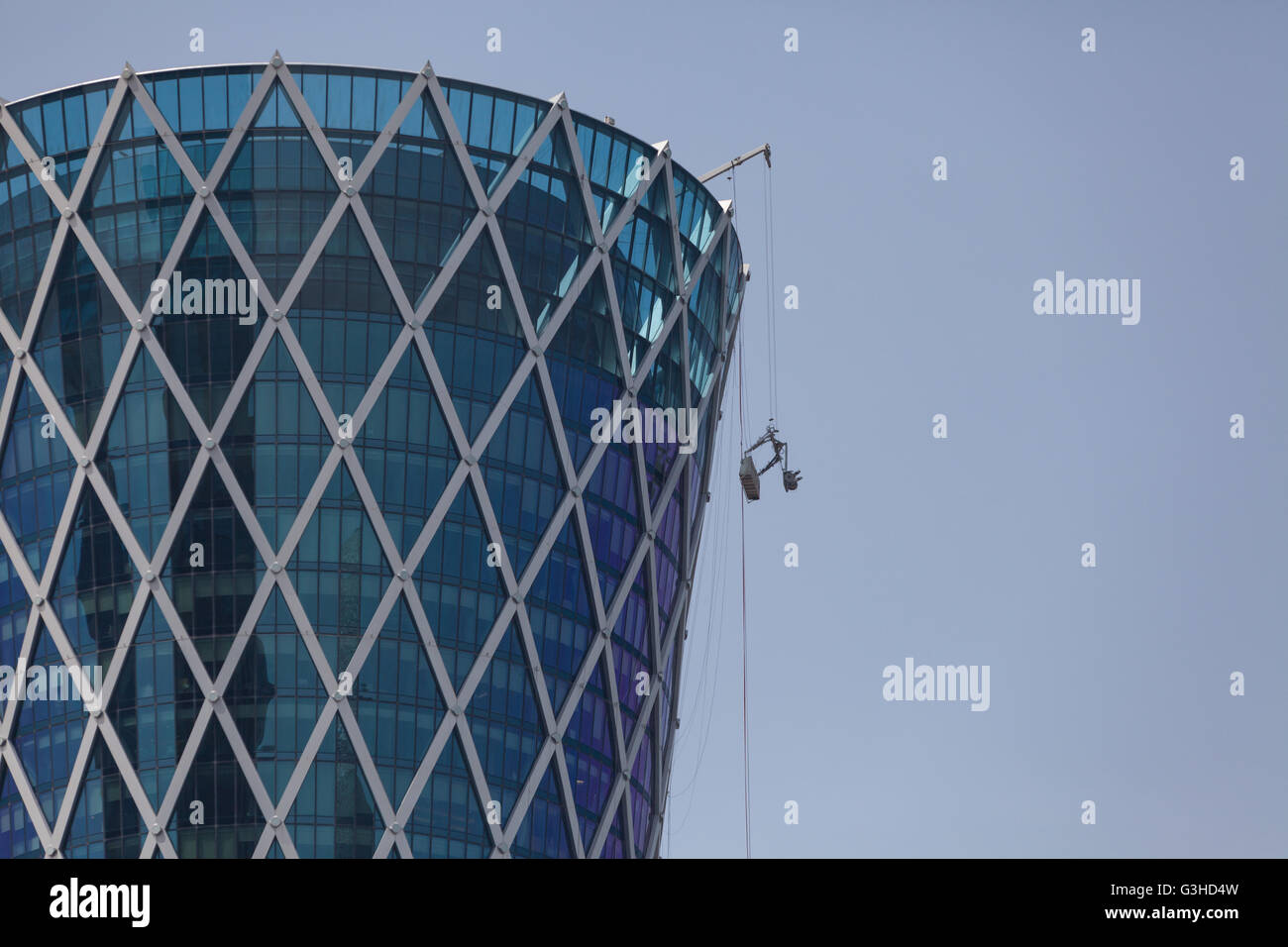 Spitze der Tornado Tower, West Bay, Doha. Reinigungsvorrichtung für Riemenscheibe und Drähte. Stockfoto