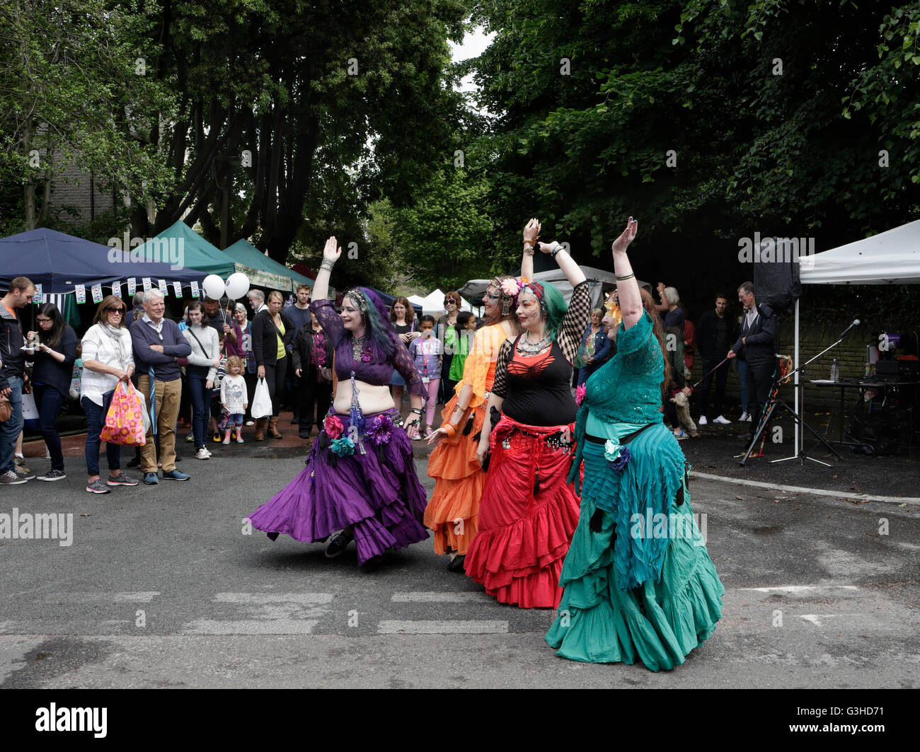 Boomshanka Bauchtänzer treten auf dem Nether Edge Farmers Market in Sheffield England auf. Juni 2016 Bauchtanz Stockfoto