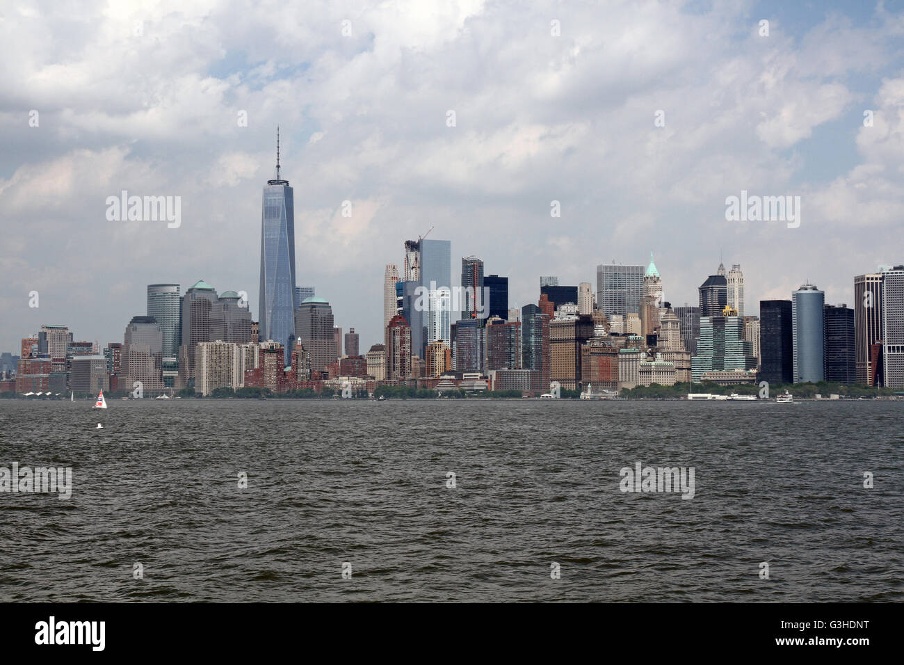 New York City angesehen von der Fähre im Hafen von New York Stockfoto