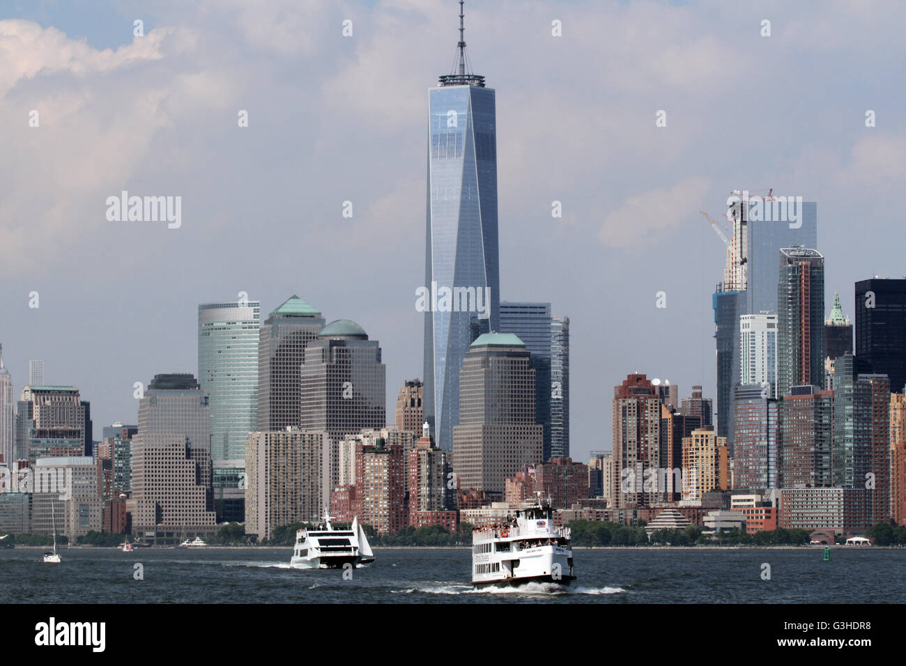 New York City angesehen von der Fähre im Hafen von New York Stockfoto