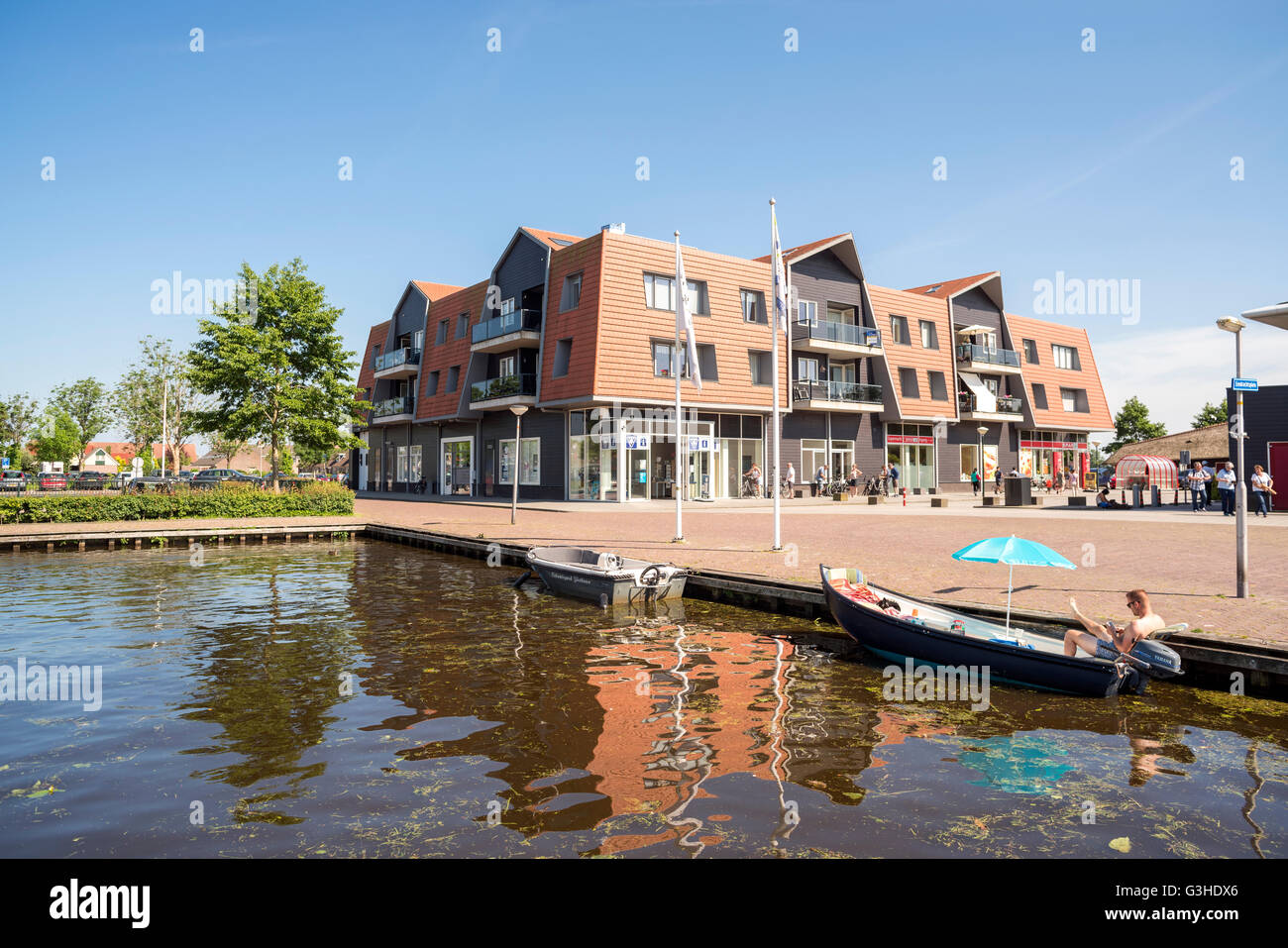 Giethoorn, Niederlande Touristeninformation Office und Spar-Supermarkt. Manche Menschen tun immer noch ihre Einkäufe mit dem Boot. Stockfoto