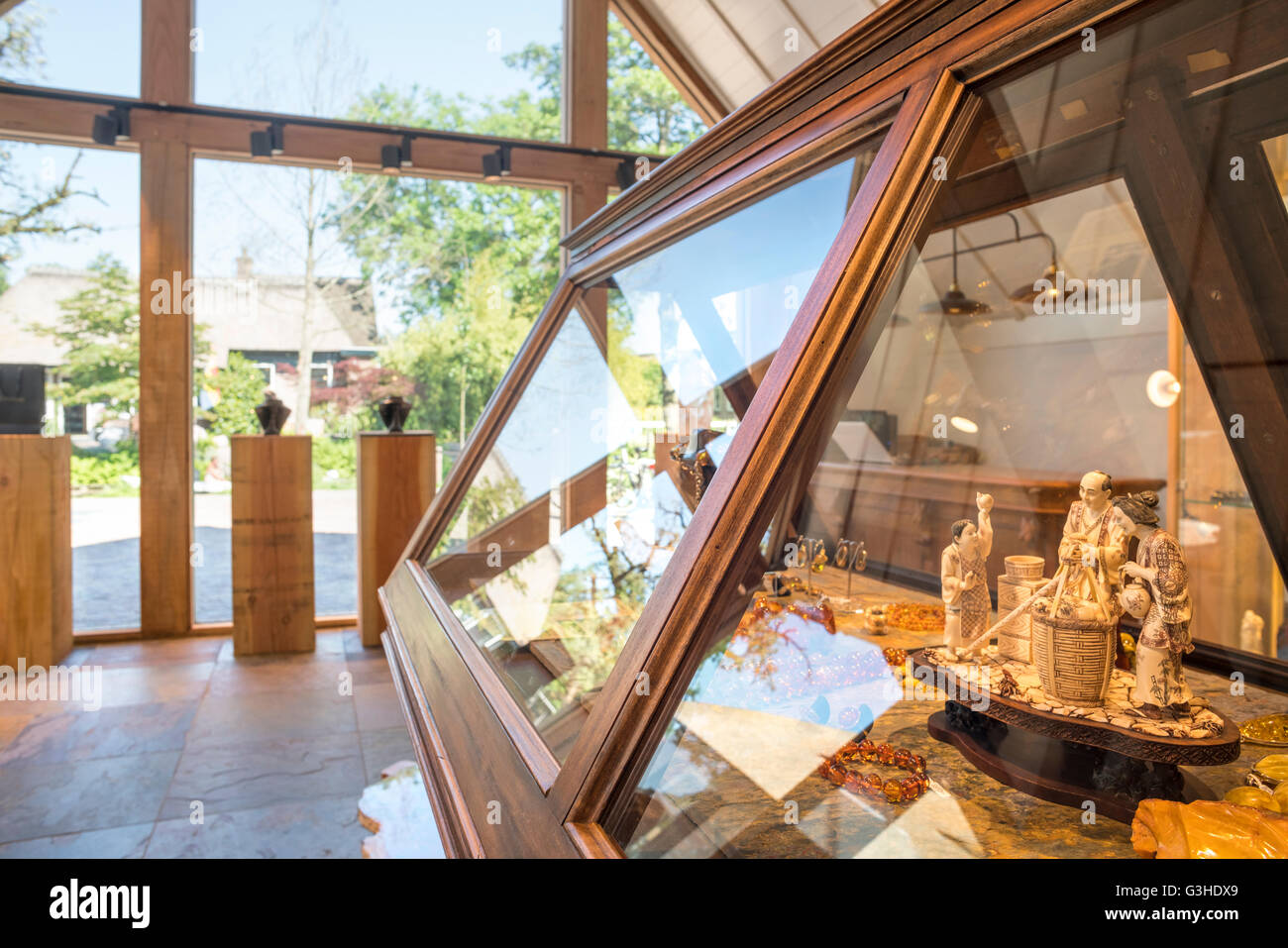 Giethoorn, Niederlande. Chinesische Objekte auf dem Display im Museumsshop Petrarum Edelstein und Fossil Museum De Oude Aarde. Stockfoto