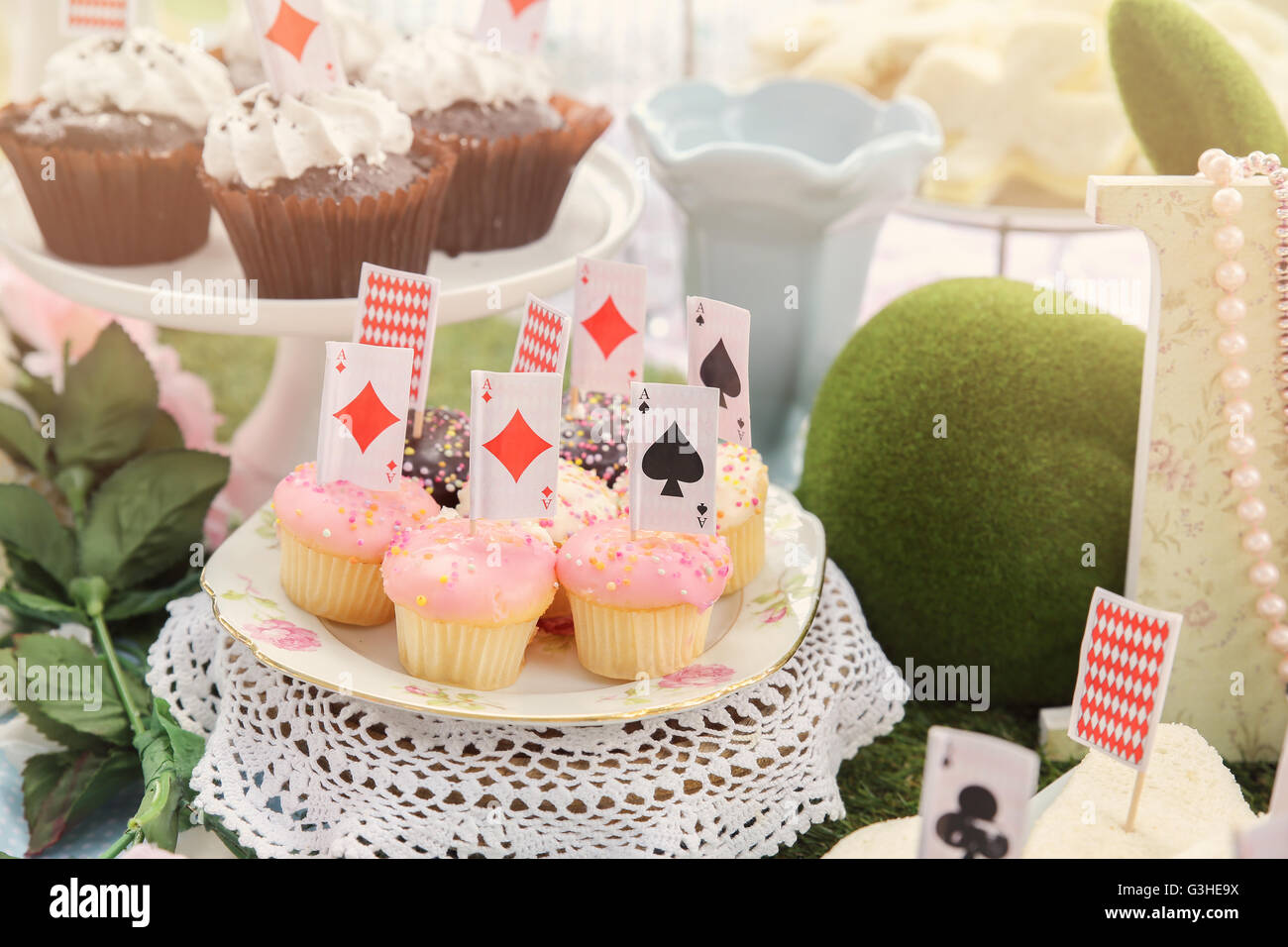 Mini-Cupcakes mit Spielkarten Topper, Alice im Wunderland-Tea-Party, Muskelaufbau Stockfoto