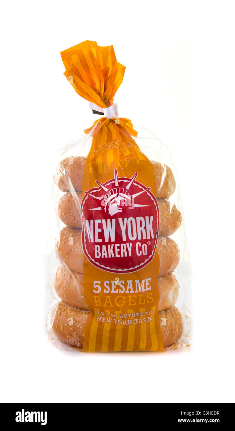 5 Pack von New York Bäckerei Co Sesam Bagels auf einem weißen Hintergrund Stockfoto