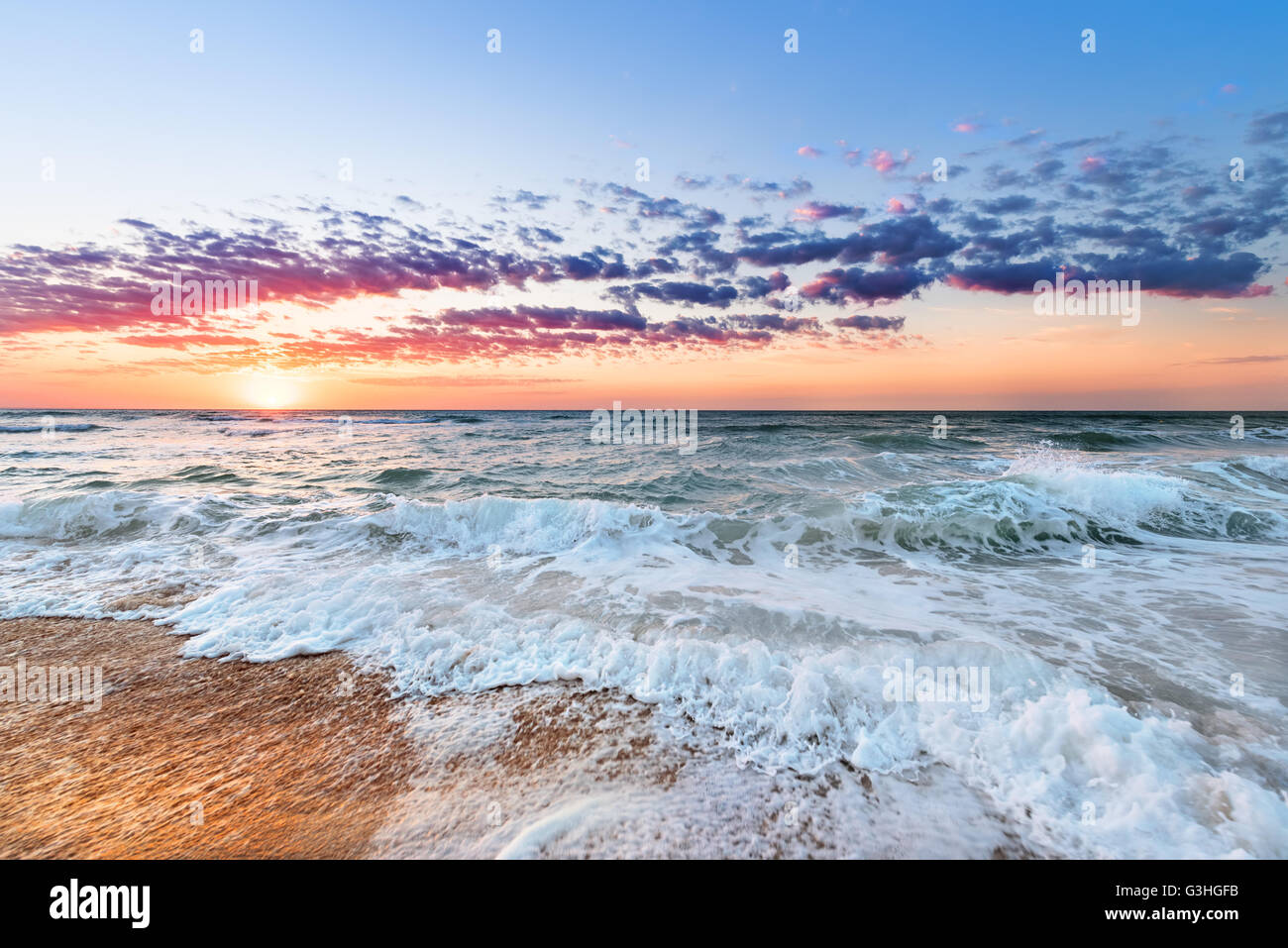 Bunte Meer Strand Sonnenaufgang. Stockfoto