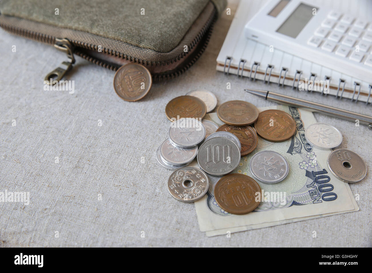 Japanischen Geld, Yens mit Rechner, Notebook und kleinen Geld Beutel Stockfoto