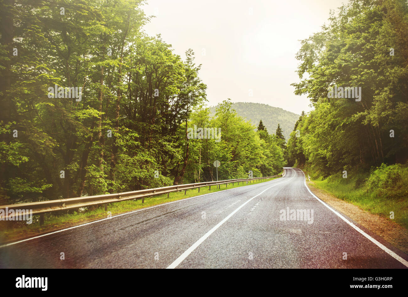 Leere Asphaltstraße in Bergen, getönten Foto bei einigen Filtern Stockfoto