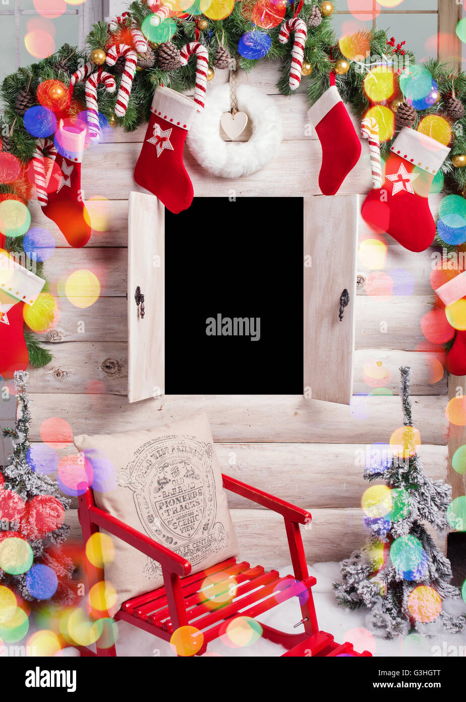 Foto von Weihnachten Häuschen mit leeren Fenster und Dekoration. Stockfoto