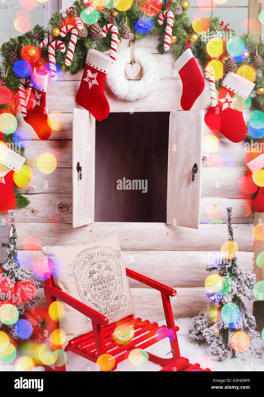 Foto von Weihnachten Häuschen mit leeren Fenster und Dekoration. Stockfoto