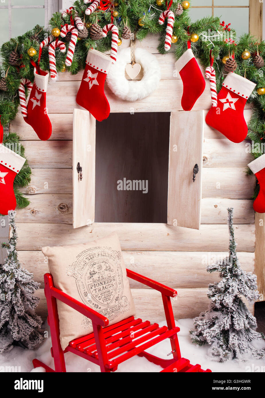 Foto von Weihnachten Häuschen mit leeren Fenster und Dekoration. Stockfoto