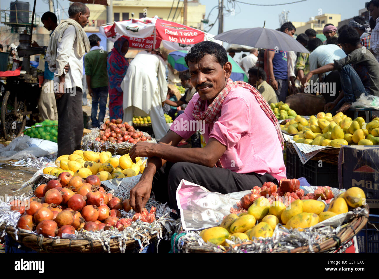 Obst-Verkäufer am indischen Markt Stockfoto