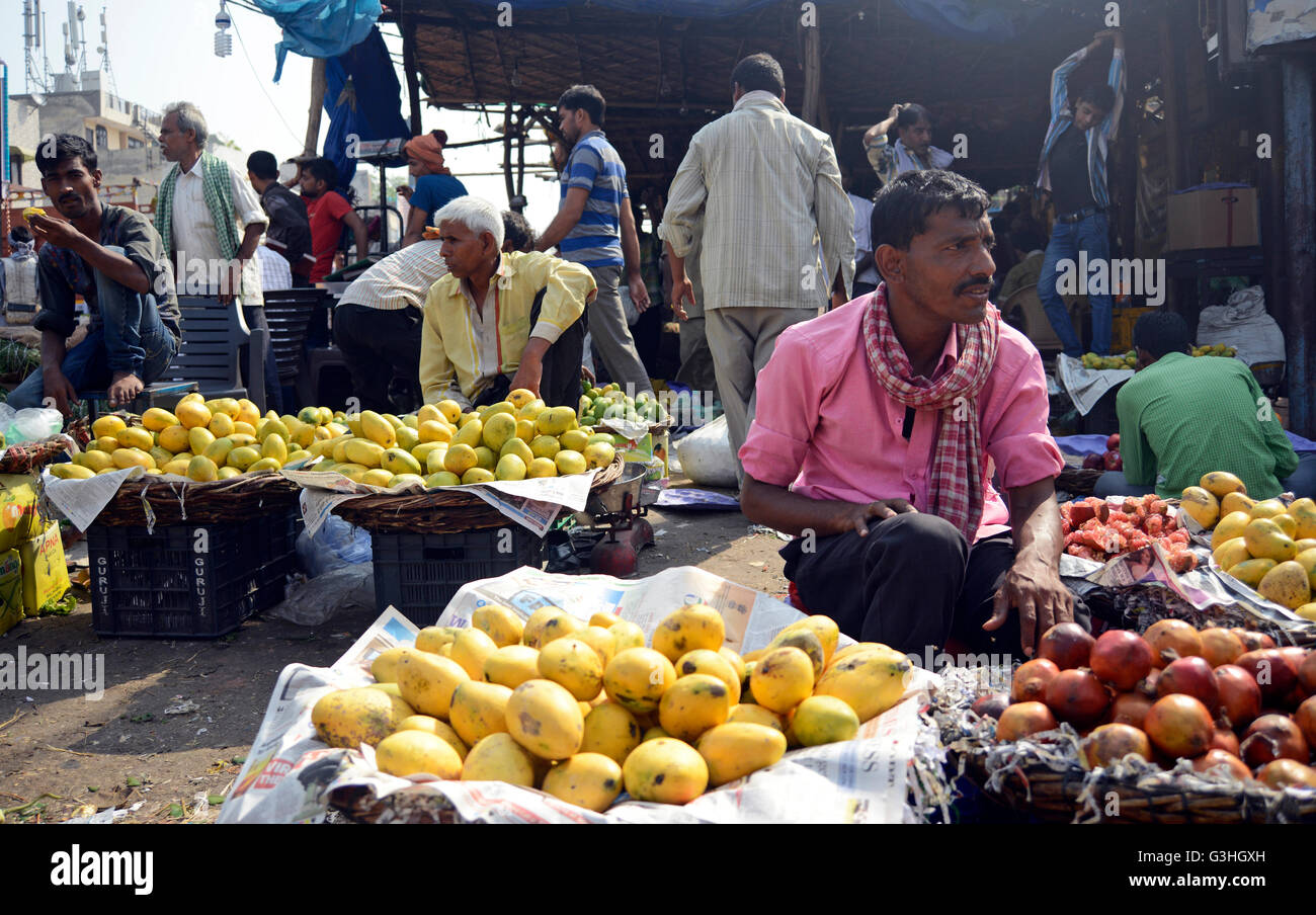 Obst-Verkäufer am indischen Markt Stockfoto