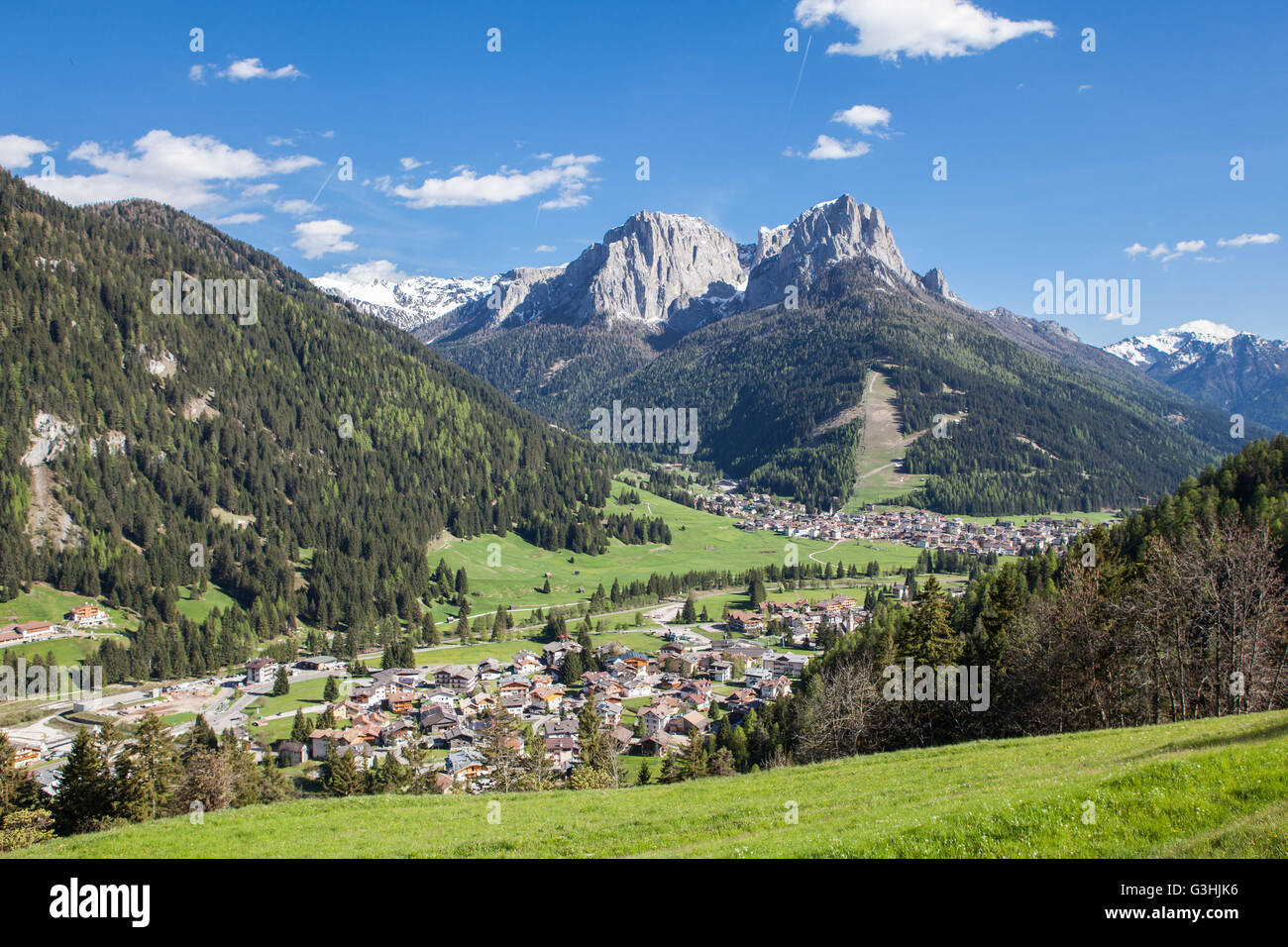 Ansicht des Fassatals mit Monzoni Berg, Italien. Stockfoto