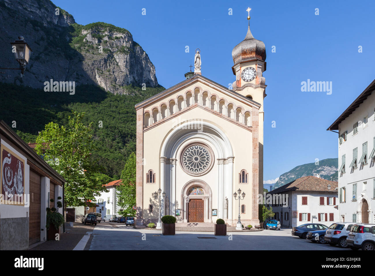 Chiesa di Santa Maria Assunta (Heiligen Maria Himmelfahrt-Kirche). Mezzocorona, Italien. Stockfoto