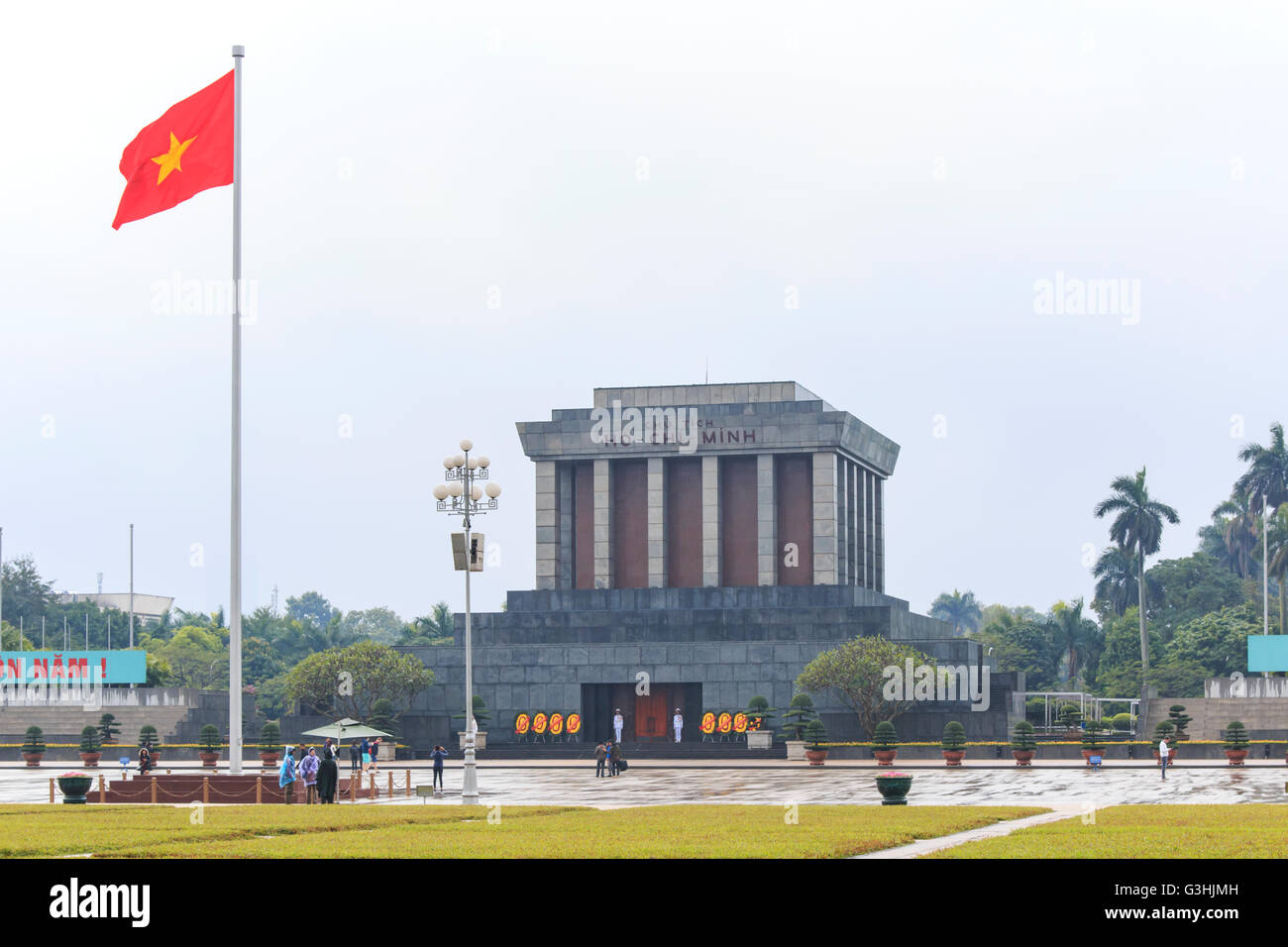 Hanoi, Vietnam: 23. Februar 2016: Ho Chi Min Mausoleum in Hanoi Stadt an einem regnerischen Tag Stockfoto
