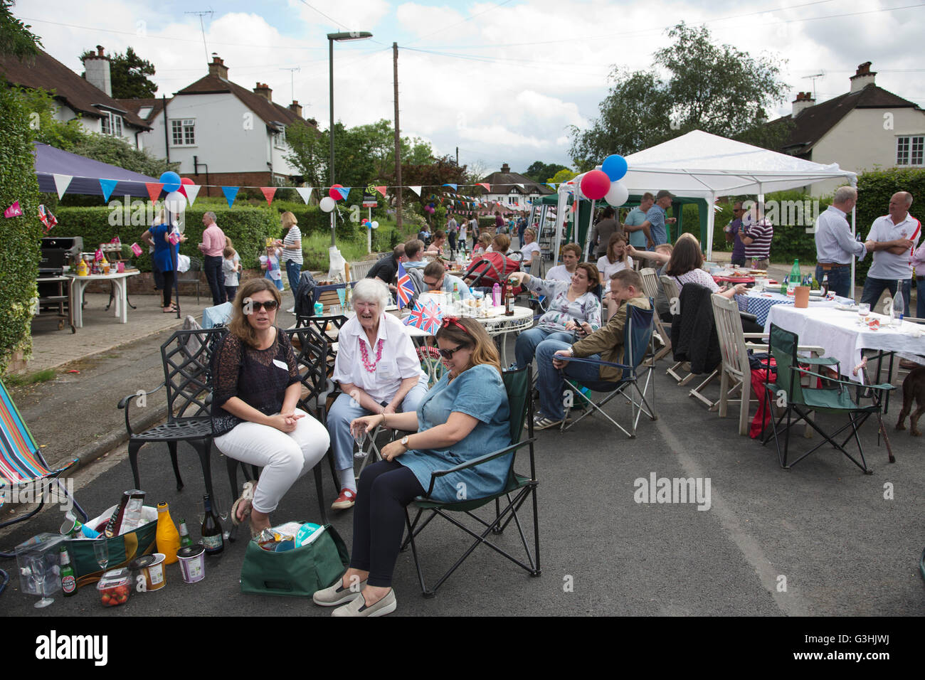 Königin Elizabeth II 90. Geburtstagsfeiern, Menschen nehmen Teil in ein Straßenfest in Claygate, Surrey, England, UK Stockfoto