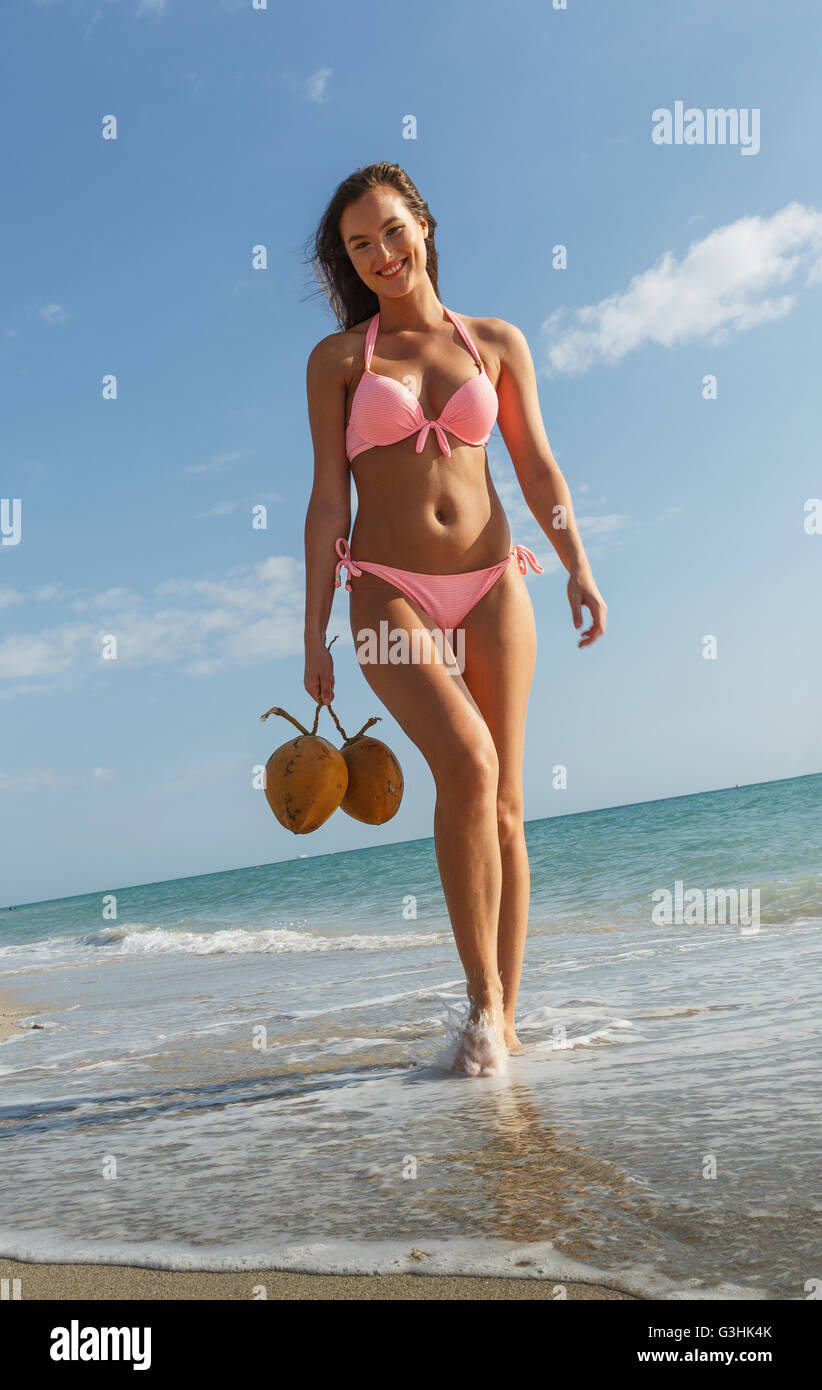 Porträt der jungen Frau mit Bikini am Miami Beach, Florida, USA Stockfoto