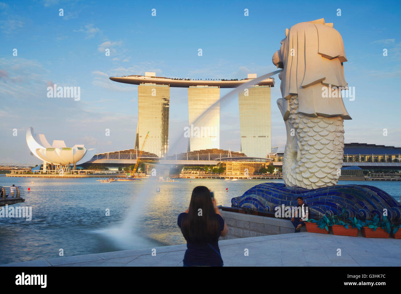 Menschen fotografieren vor der Merlion Statue, Singapur Stockfoto