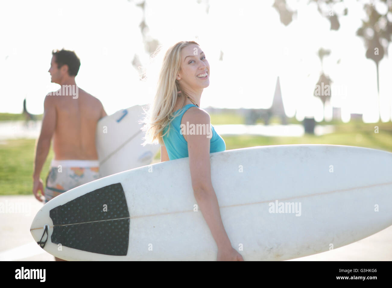 Junge Surferin Rückblick auf Venice Beach, Kalifornien, USA Stockfoto