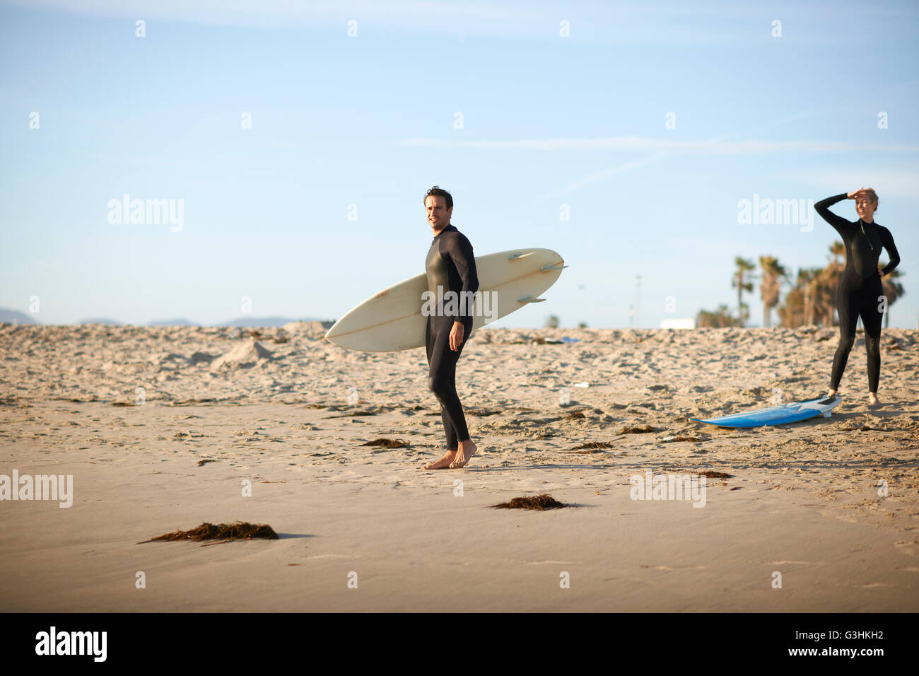 Surfen-paar mit Surfbrettern auf Venice Beach, Kalifornien, USA Stockfoto