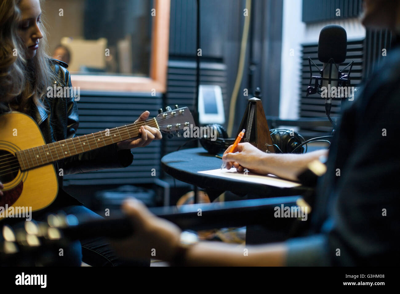 Zwei Musiker im Musikstudio, Musik zu schreiben Stockfoto