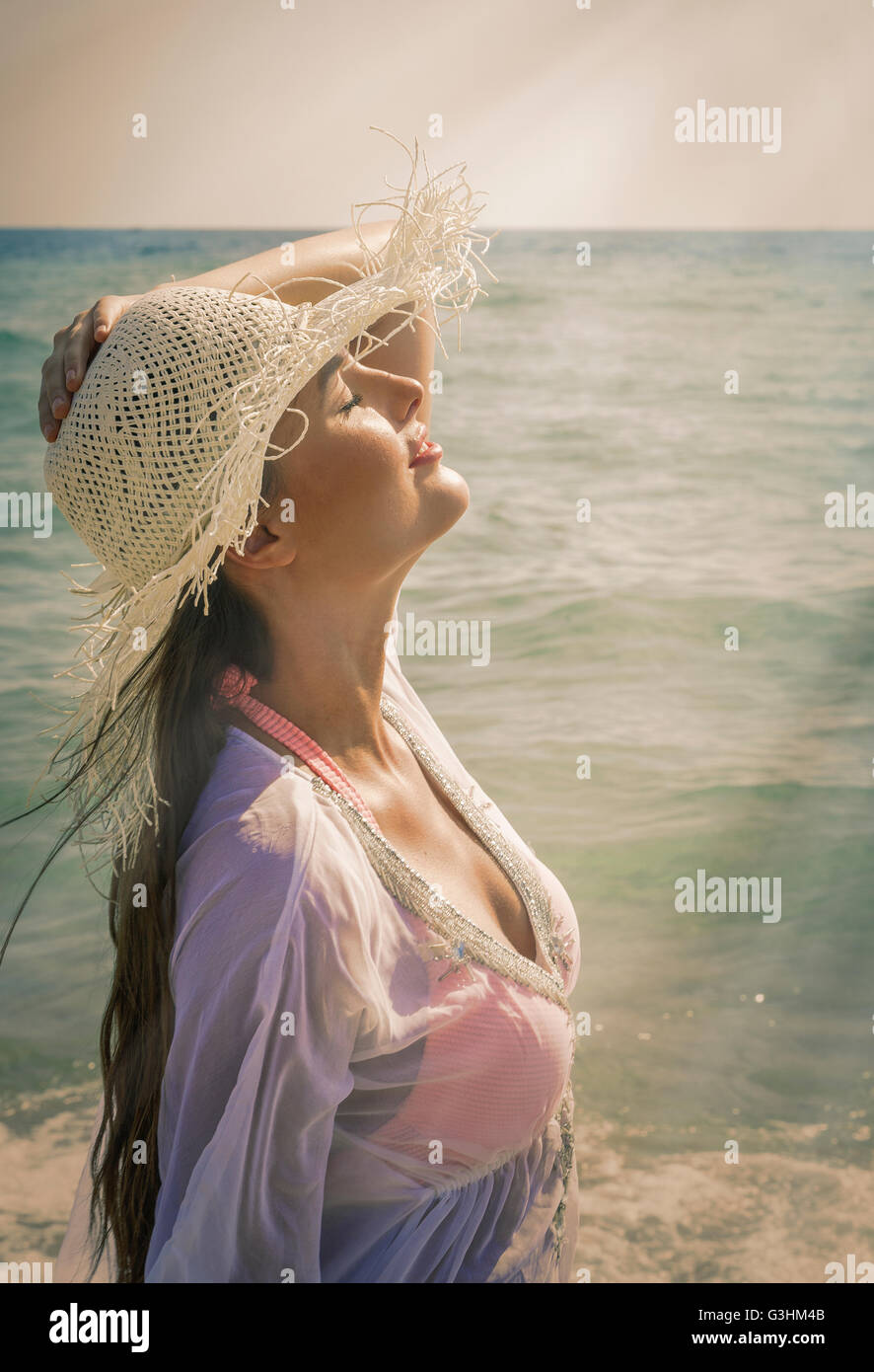 Schöne junge Frau trägt Sonnenhut auf Miami Beach, Florida, USA Stockfoto