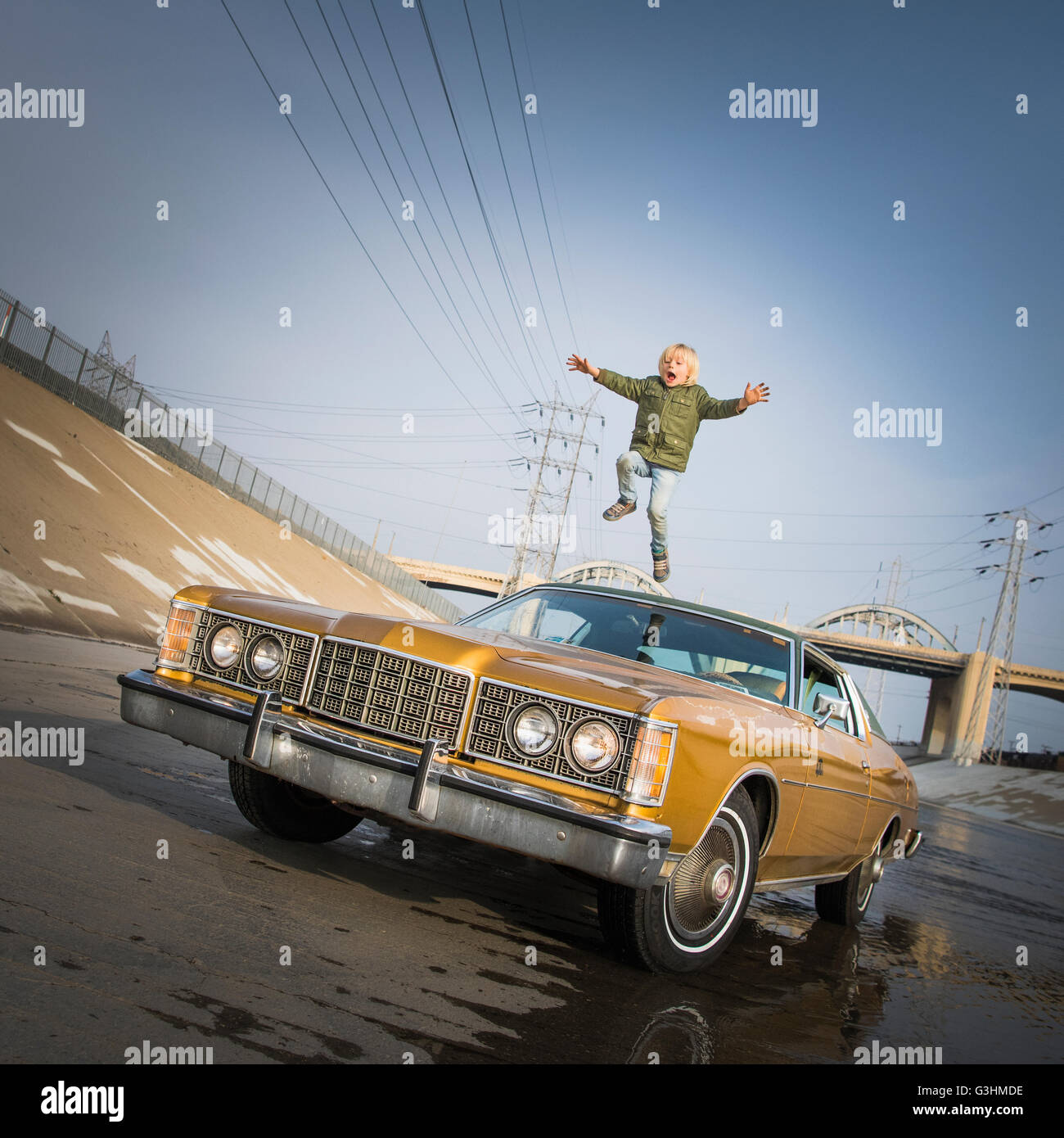 Springendes Renn Auto Springendes auto -Fotos und -Bildmaterial in hoher Auflösung – Alamy