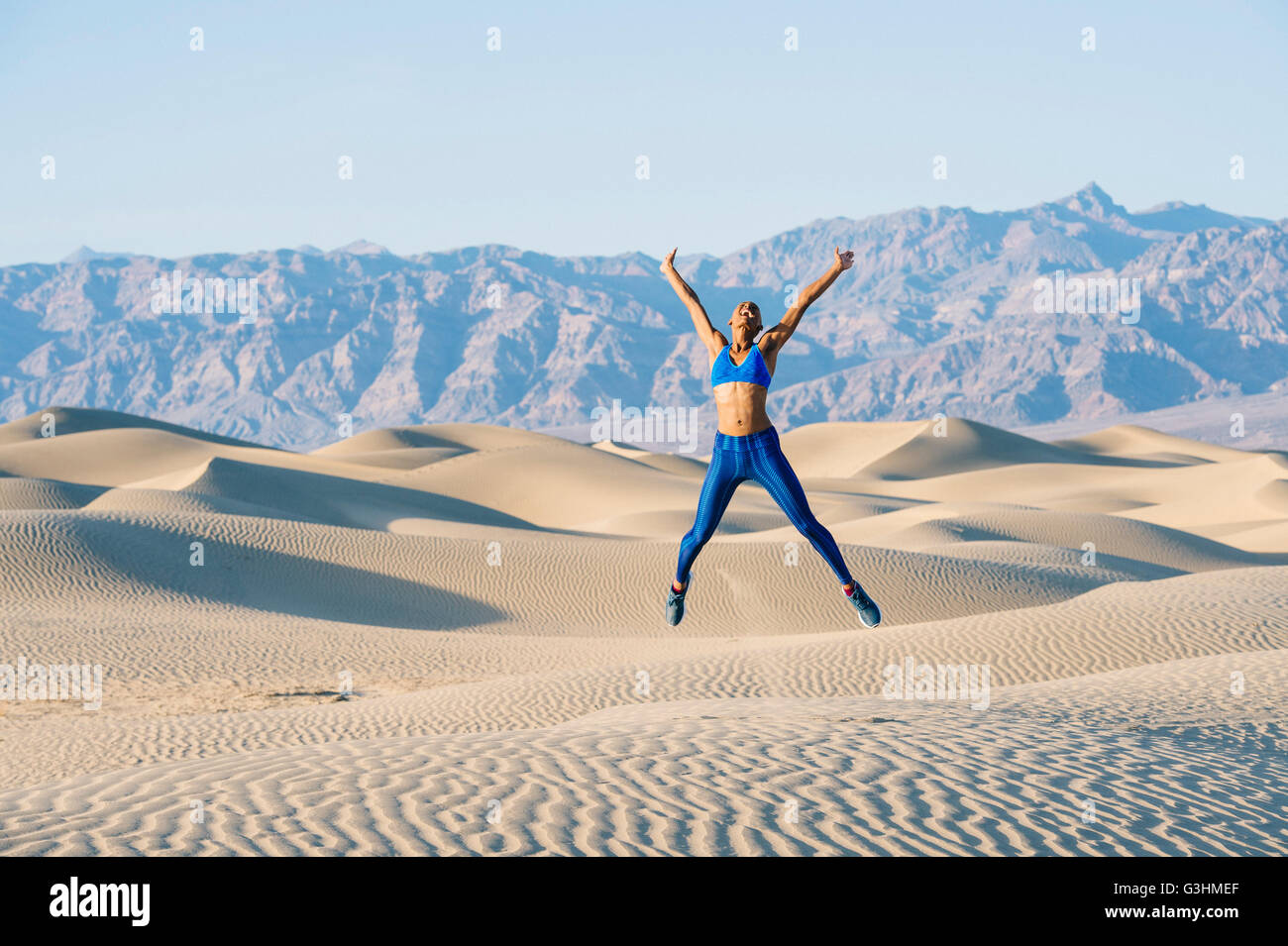 Läufer tun Sterne Sprünge in der Wüste, Death Valley, Kalifornien, USA Stockfoto