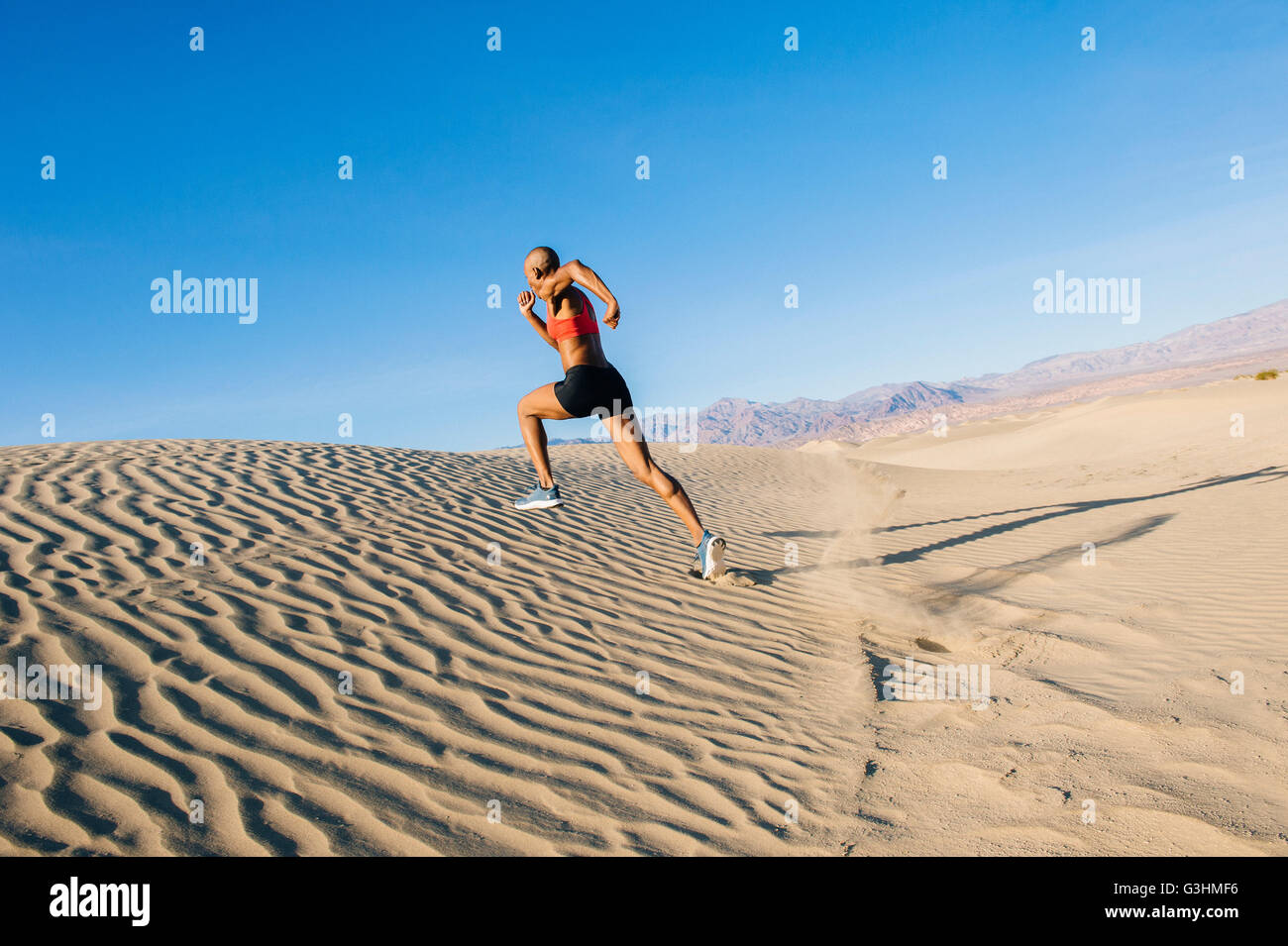 Läufer sprinten in der Wüste, Death Valley, Kalifornien, USA Stockfoto