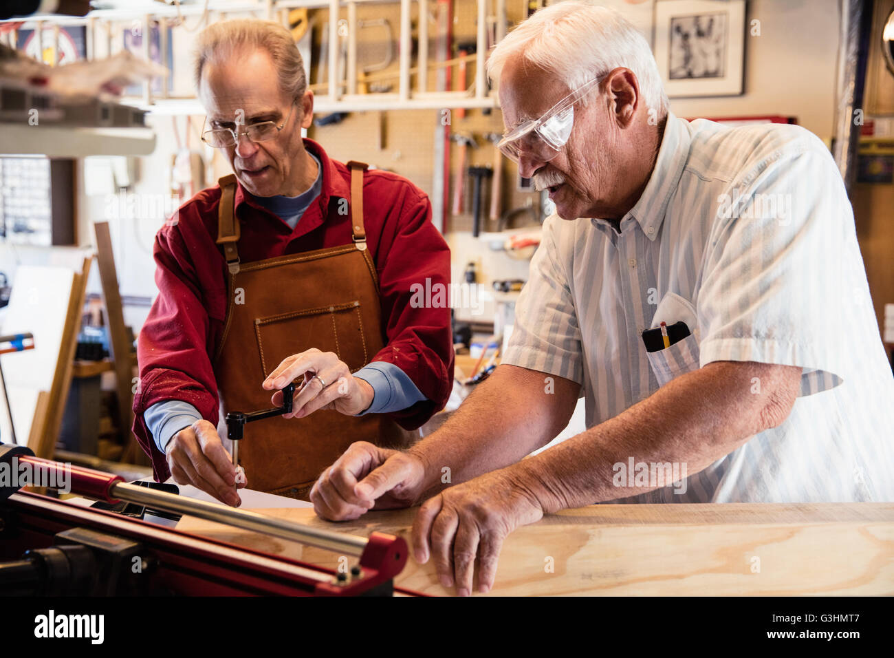 Ältere Männer arbeiten mit Ausrüstung Tischlerei Stockfoto