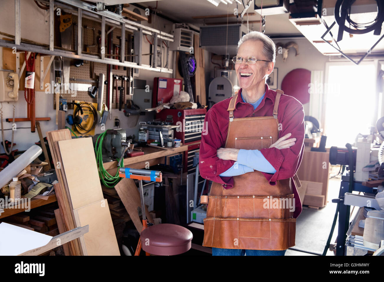 Porträt von senior glücklich in seiner Tischlerei Stockfoto